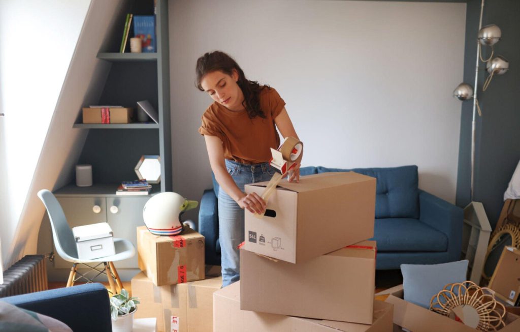 woman packing her moving boxes